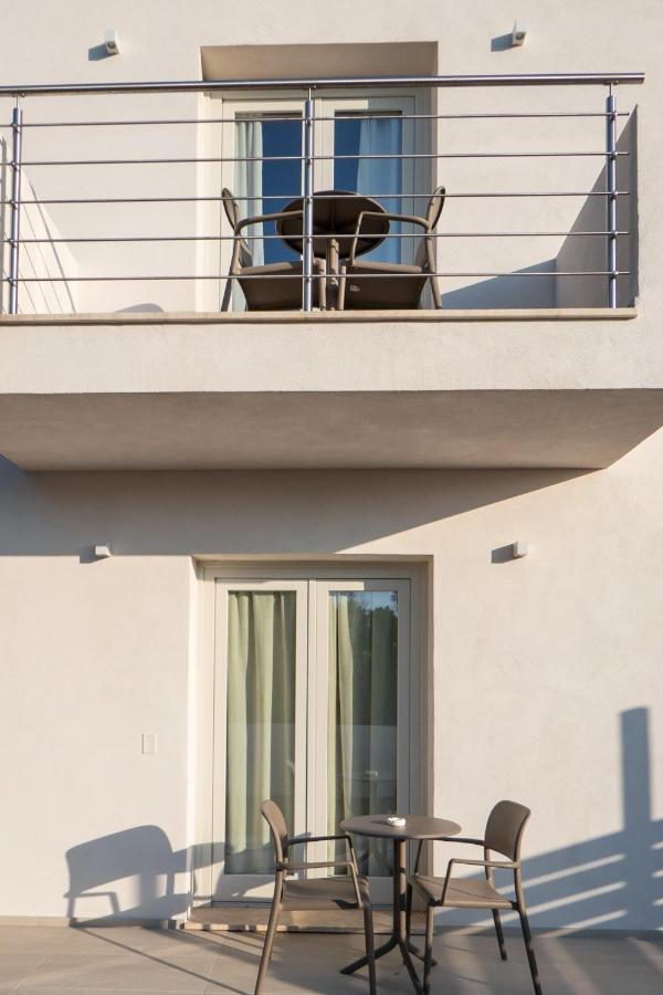 Villa Est San Teodoro  Bagian luar foto